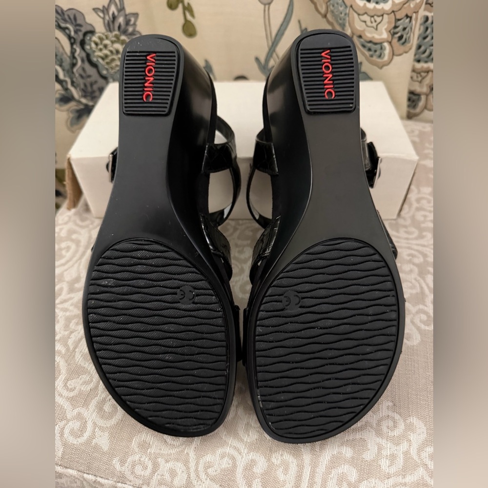Vionic Orthaheel Technology Black Crocodile-Embossed Women's Sandals, Size 9 - Picture 6 of 8